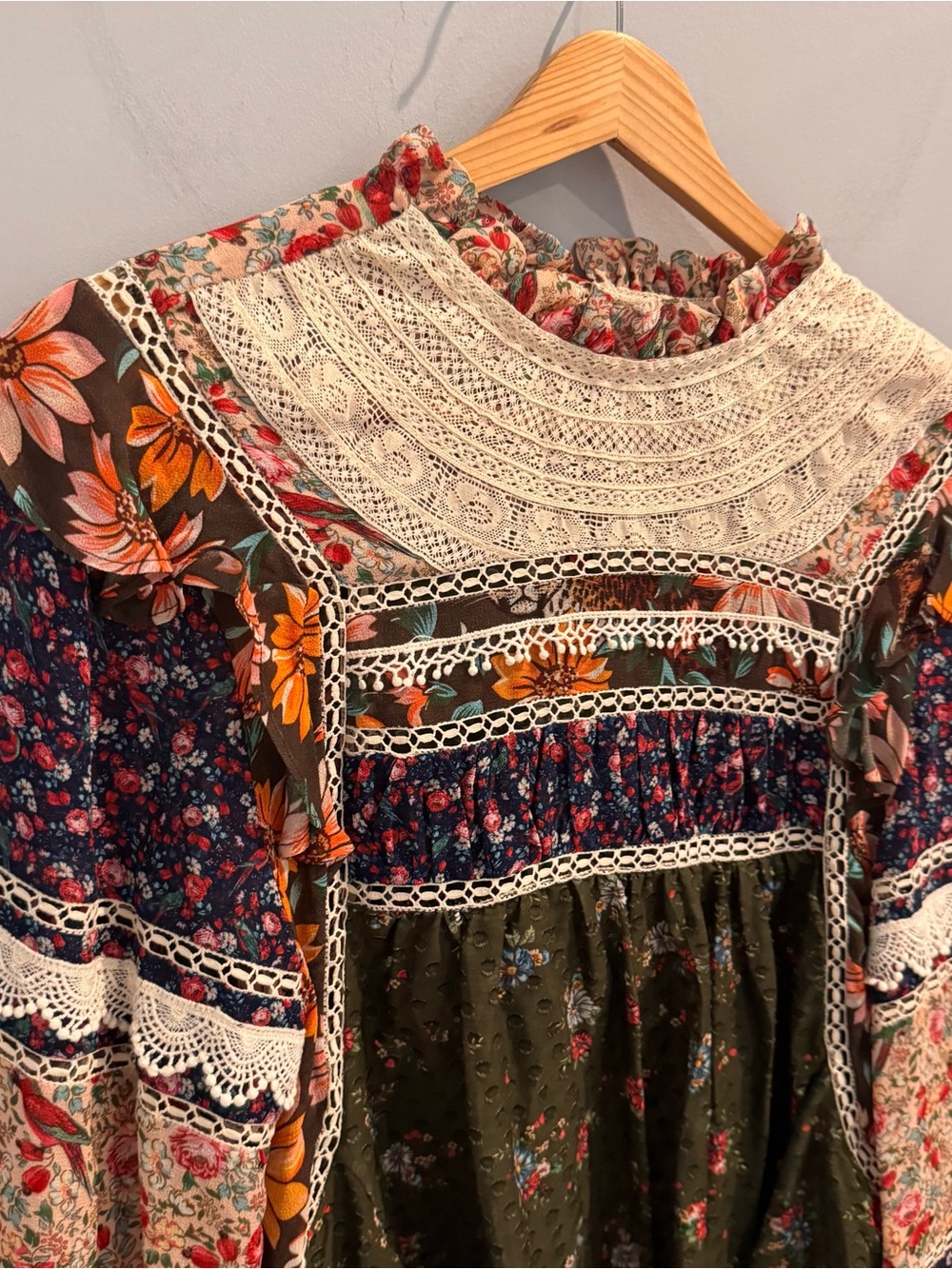 NEW Farm Rio Lace-Bib Floral Ruffle Blouse, Size M - Picture 4 of 12